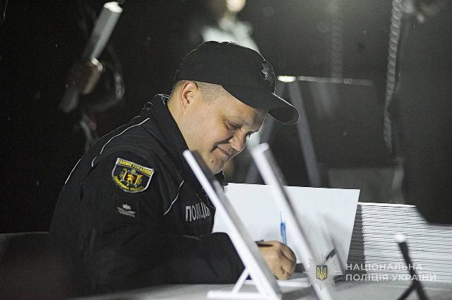 Передає реалії служби в умовах війни: слідчий з Оріхова презентував свою книгу про надійних людей у формі