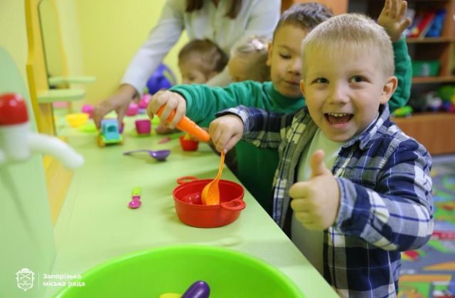 Малюки познайомилися з першою вихователькою: у Запоріжжі запрацювали ясельні групи