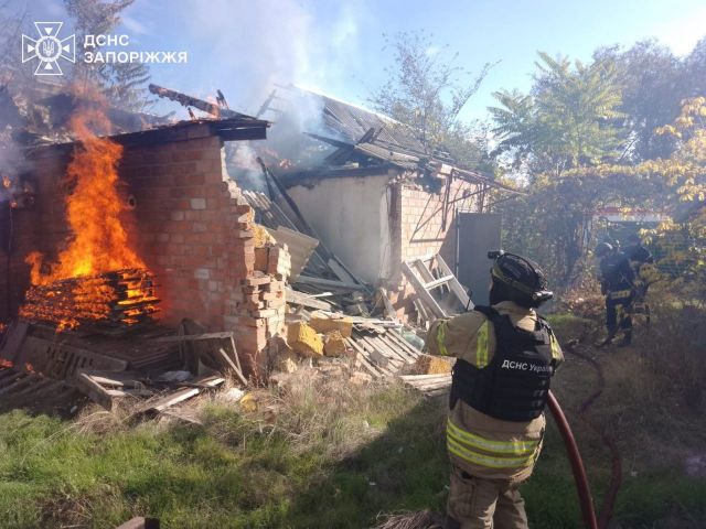 Внаслідок ворожого обстрілу: в Оріхові  надзвичайники ліквідували загоряння житлового будинку