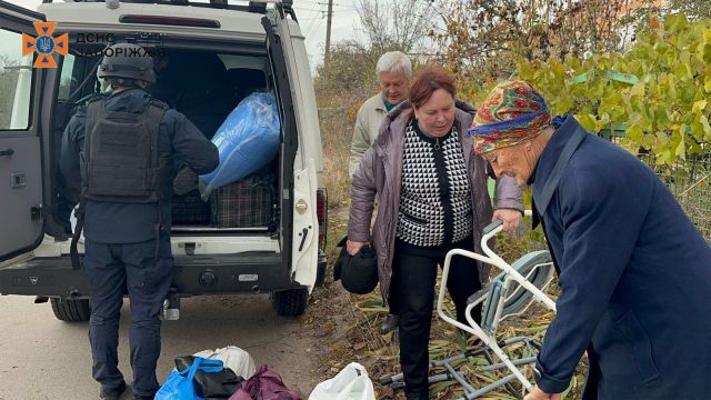 Вивезли у безпечіне місце: рятувальники евакуювали  мешканку Преображенки