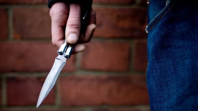 Вдарив ножем і втік: у Запоріжжі поліцейські затримали 17-річного хлопця, який смертельно поранив чоловіка