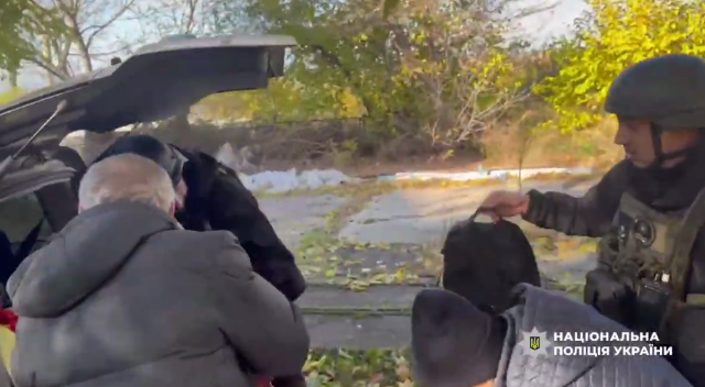 «Жити стало неможливо»: василівські поліцейські евакуювали шістьох жителів Приморського