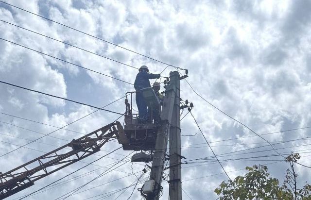 Вже зі світлом: у Запоріжжі  відновлено електропостачання  усім абонентам, які були знеструмлені через нічні ворожі обстріли