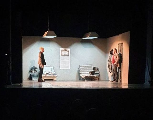 Зло повинно бути покаране: у запорізькому театрі представили комедію, яка закінчується пострілами і вбивствами