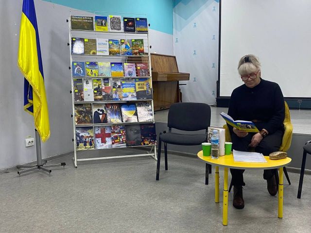 Голос тих, хто вистояв і вижив: у запорізькій бібліотеці відбулася презентація книги «Хроніка закам'янілих сліз”