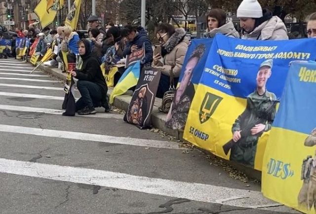 Поховала і старшого сина: родини військовополонених на колінах проводжали героя, мама якого разом з ними виходила на щотижневі акції