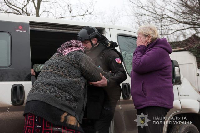 Забирали майже без речей: лише за день поліцейські разом із капеланами й волонтерами вивезли з Гуляйполя 18  людей