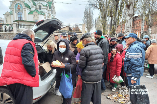 Каша з тефтелькою і гарячий чай: як у Запоріжжі працюють пункти гарячого харчування
