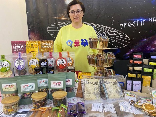 «Це дуже смачно і корисно»: продукція уроженки Оріхова допомагає військовим вижити в окопах