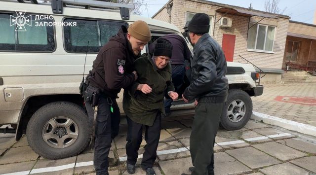 “Ми падали на землю, ховалися”: мешканці Гуляйполя під обстрілами вночі йшли пішки 10 кілометрів до дороги, де мала їхати евакуаційна машина