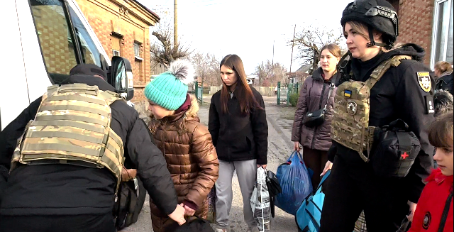 Запоріжжя: рятувальники та поліцейські терміново евакуювали з Юрківки дві багатодітні родини з дев’ятьма дітьми