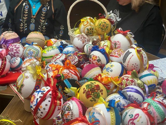 Ноти, пісні, зірки і коні: “Запорозькі берегині” вишили неймовірну колекцію новорічних кульок для філармонії