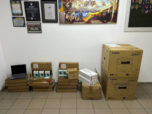 Отримали оргтехніку і вантажівку: партнери потужно підтримують Комишуваську громаду