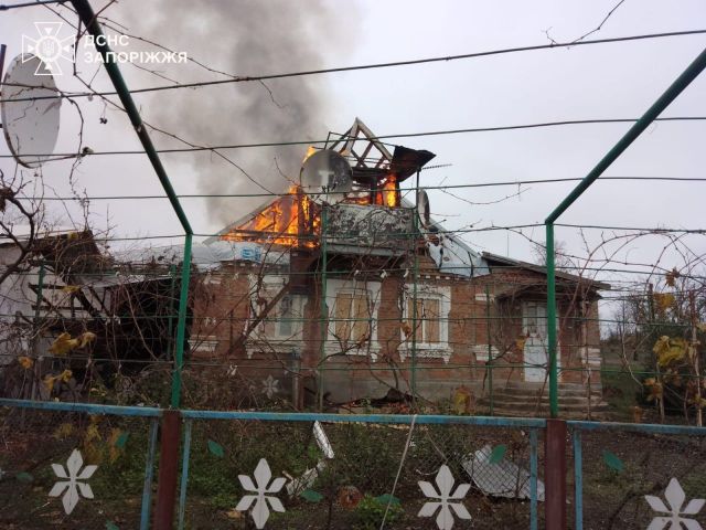 Палав  будинок: у Преображенці внаслідок ворожих обстрілів  загорілися  покрівля і кімнати