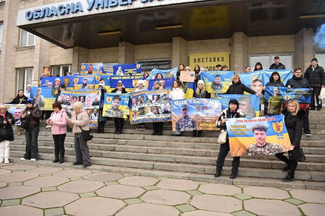 «Де б ти не був - знай, я чекаю!»: у запорізькій бібліотеці відкрили дуже щемливу виставку