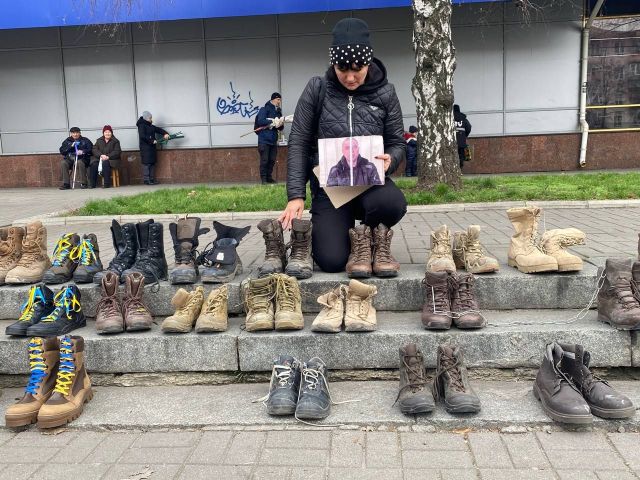 Берці на проспекті: у Запоріжжі рідні військовополонених та зниклих безвісти нагадали про свій біль