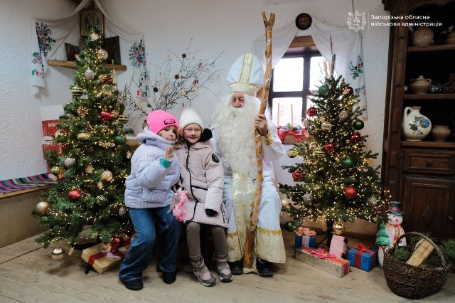 Відчути атмосферу свята: у Запоріжжі відкрився курінь святого Миколая, де можна загадати бажання