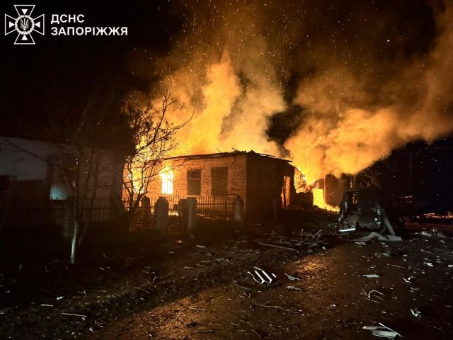 Горіли будинок, цех і мікроавтобус: внаслідок ворожих обстрілів в Запорізькій області за добу виникли чотири пожежі