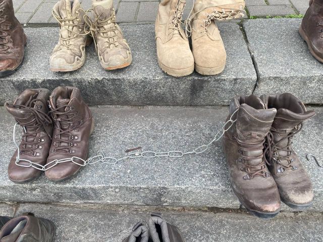 На акцію знову прийшли з берцями: у Запоріжжі вчергове нагадували про військовополонених і зниклих безвісти