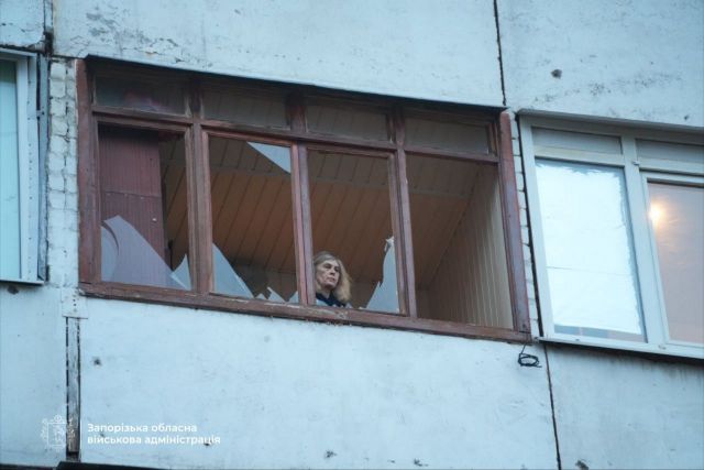 Ворог знову атакував Запоріжжя: в будинках вибиті вікна і пошкоджені балкони