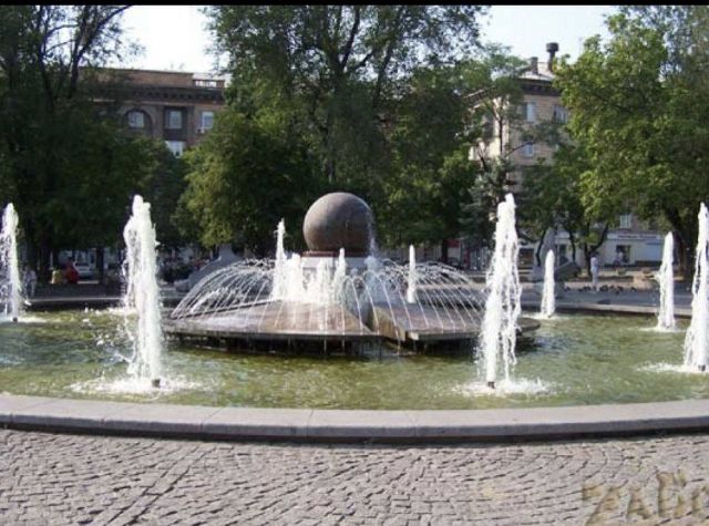 "Цей вчинок свідчить про неповагу до митців": у Запоріжжі туалет встановили на місці експозиції художників