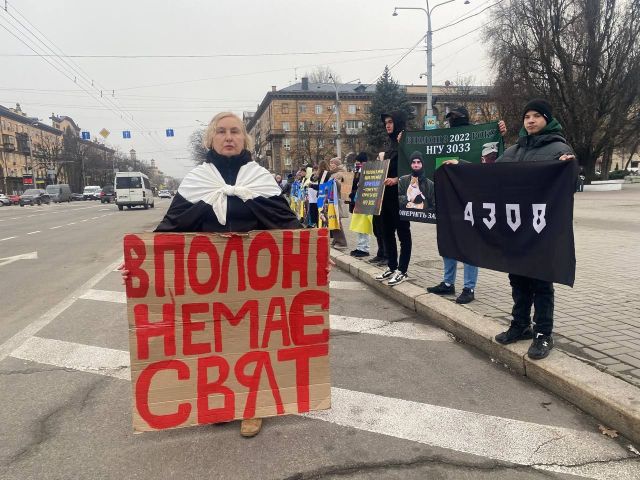 «У полоні немає свят»: у Запоріжжі рідні військовополонених вчергове нагадали про своїх близьких