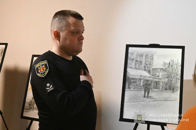 Місто в чорно-білих кольорах: поліцейський з Оріхова презентував на виставці в музеї  свою книгу  та малюнки