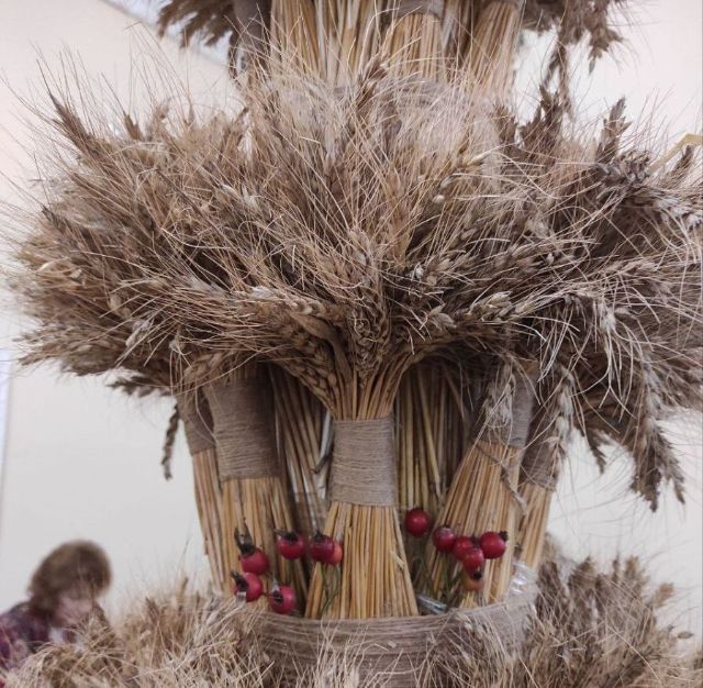 Дідух біля ялинки: символ Різдва став окрасою святкової локації у провідному запорізькому театрі