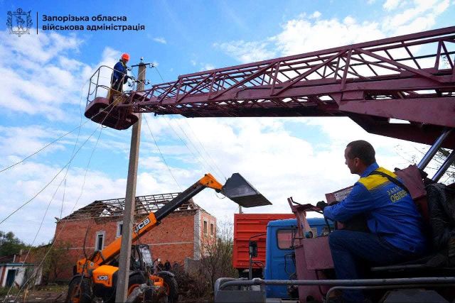 Герої без зброї: запорізькі енергетики повернули світло в тисячі домівок