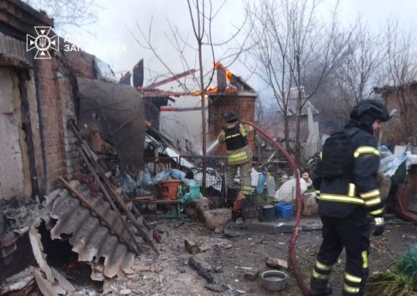 Горіли житловий будинок та надвірна споруда: рятувальники приборкали пожежу в Оріхові