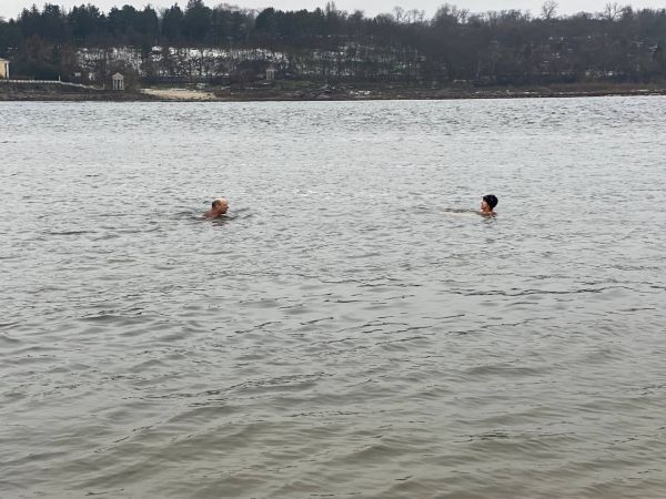 Занурилися в Дніпро: запоріжці відзначили Водохреще купанням в річці