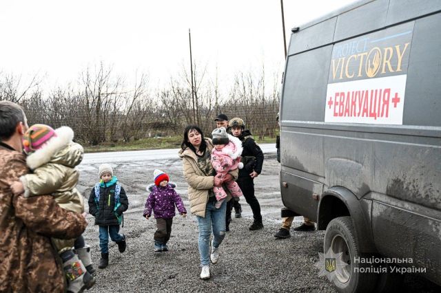 «Навколо мене не залишилося ні однієї вцілілої хати»: запорізькі поліцейські разом із капеланами евакуювали багатодітну матір із Таврійського