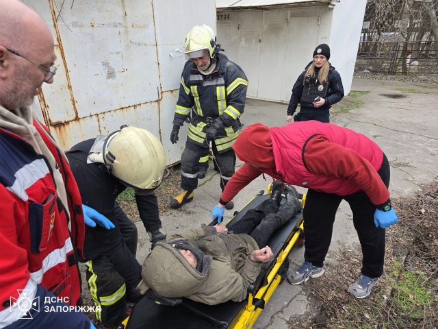 Застрягла поміж контейнерів: у Запоріжжі рятувальники надали допомогу жінці
