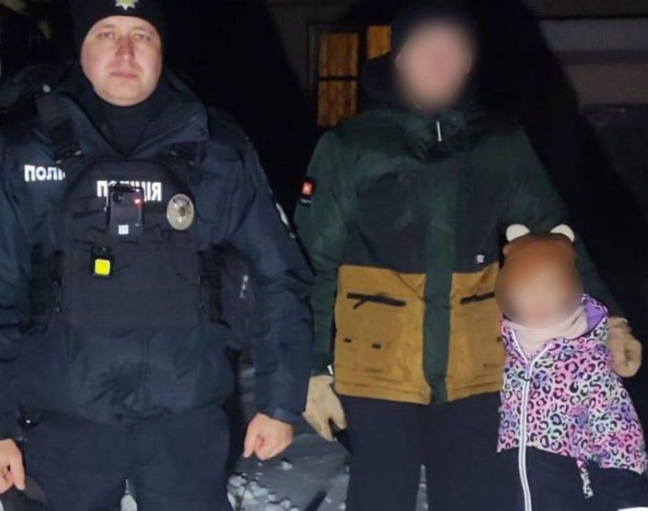 Впала у колодязь: поліцейські охорони Запоріжжя врятували дитину