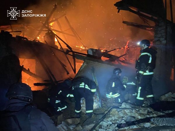 Загорілися магазин та автомобіль: у Таврійському внаслідок ворожих обстрілів виникли пожежі