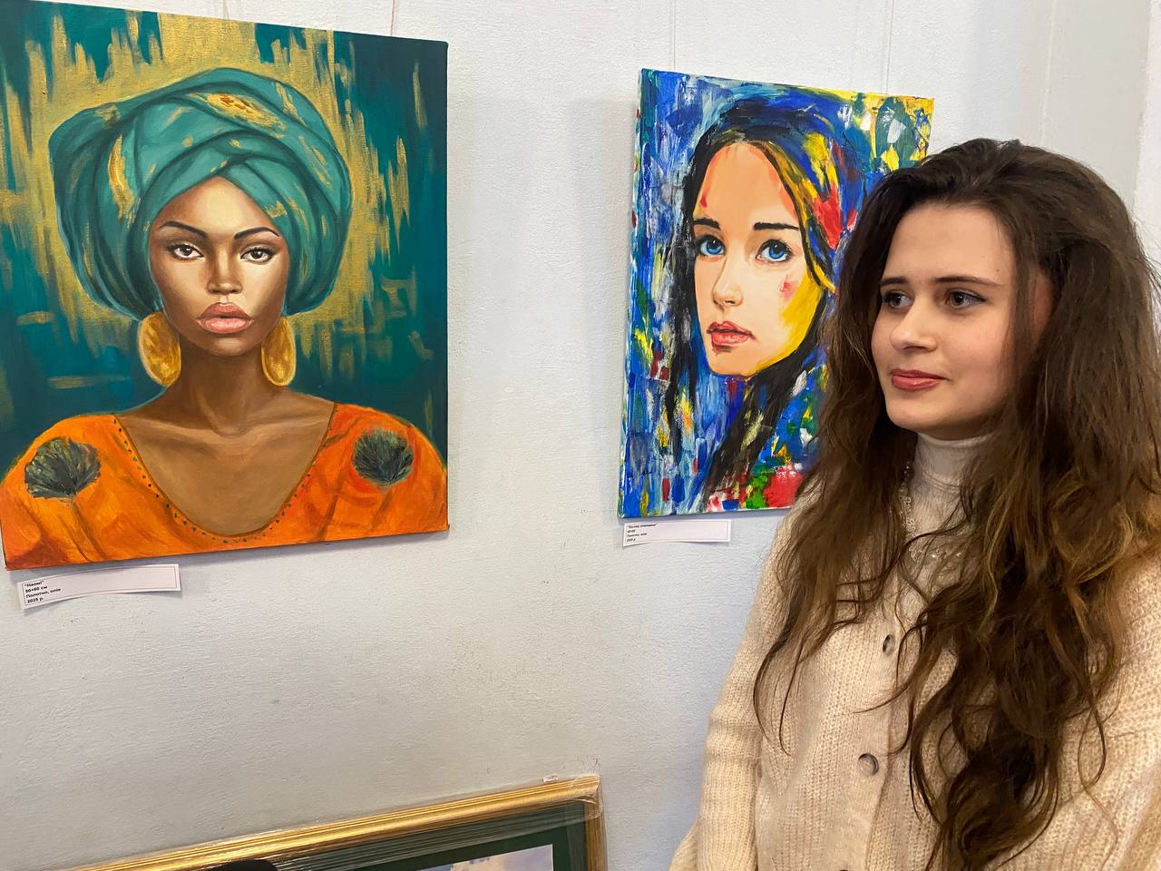 «Вчитися треба у найкращих»: у запорізькому фотоклубі відкрилася виставка картин 16-річної художниці