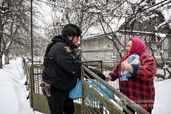 Частина будинків розбита вщент:  поліцейські офіцери громади доставили гуманітарну допомогу жителям  прифронтових сіл
