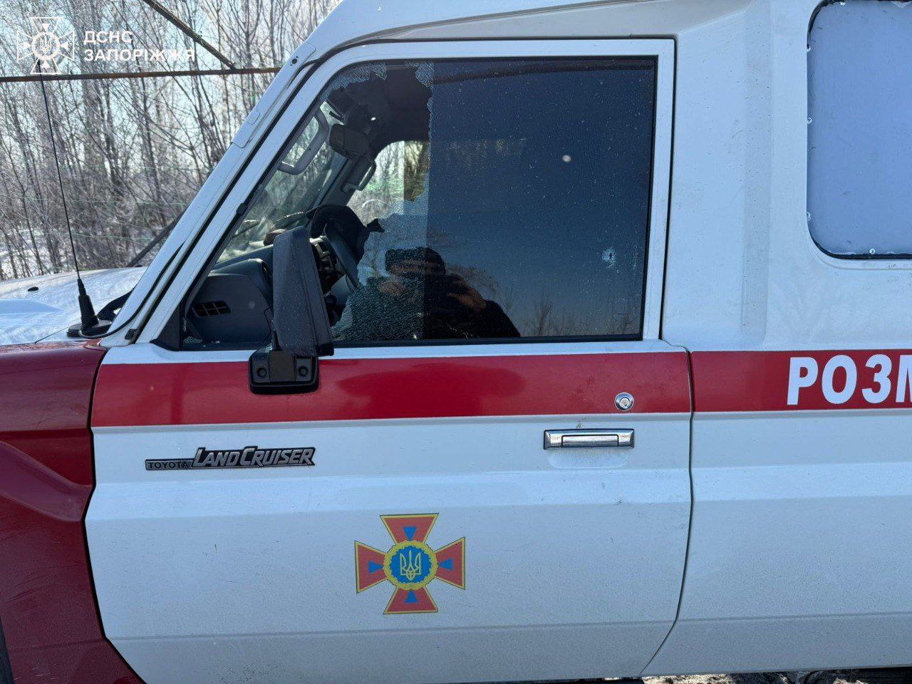 Рухався по Комишувасі: окупанти атакували дроном  маркований автомобіль рятувальників