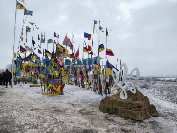 "Оріхів - це Україна":  біля  легендарної стели з прапорами з'явився державний символ