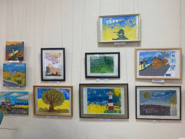 Вціліли в руїнах: у запорізькому музеї відкрили виставку дитячих малюнків, які не знищила російська ракета