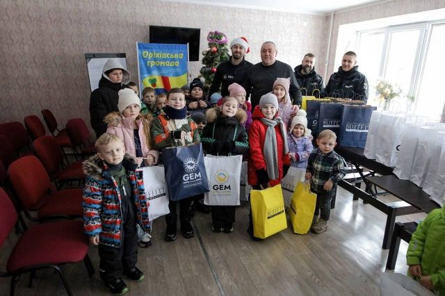 Подарували тепло і  турботу:  благодійники порадували дітей з Оріхівської громади