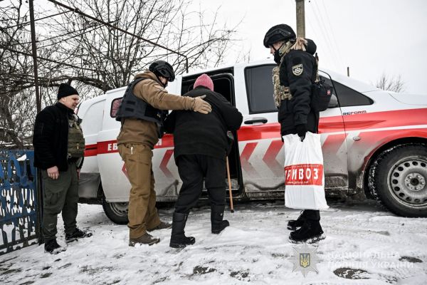 Вивозять на бронекапсулах:  поліцейські з капеланами евакуювали 11 громадян з Таврійського та Юрківки