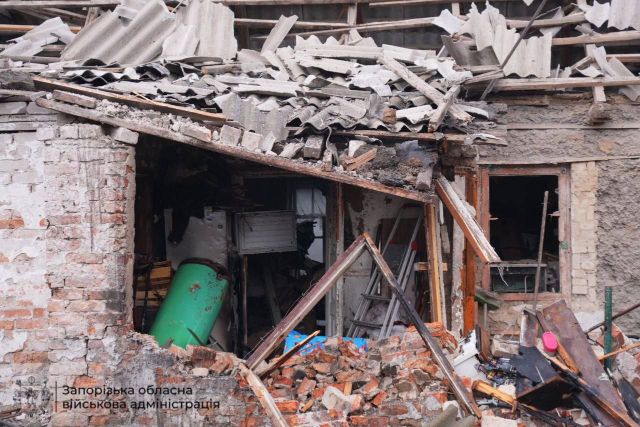 Ворог атакував Запоріжжя: двоє поранених, зруйнований будинок, пошкоджене авто