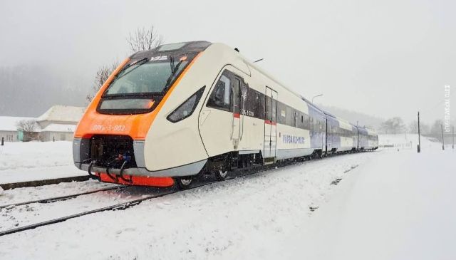 Підвозять автобусами: залізничне сполучення з Дніпра до Запоріжжя поки що не відновили