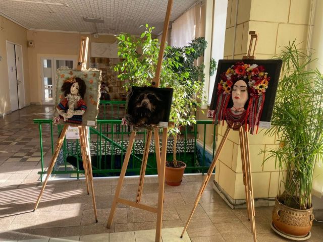 Лялька як частина картини: у запорізькій бібліотеці відкрилася дивовижна виставка