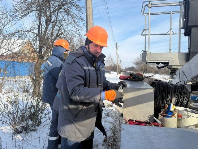 Доводиться ще й за небом стежити:  запорізькі енергетики працюють в надскладних умовах