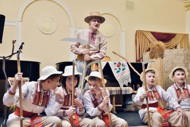 Спогади про дитинство у селі: артисти філармонії порадували яскравою премʼєрою