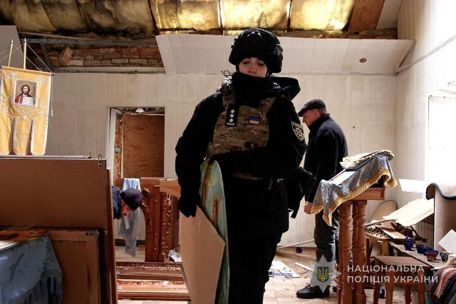 Допомогли врятувати святині: поліцейські разом з капеланами евакуювали раритети з церкви в Таврійській громаді