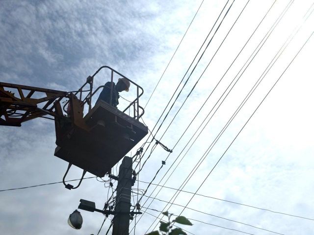 Працювали з ночі: запорізькі енергетики  на ранок повернули світло понад 9000 запоріжців