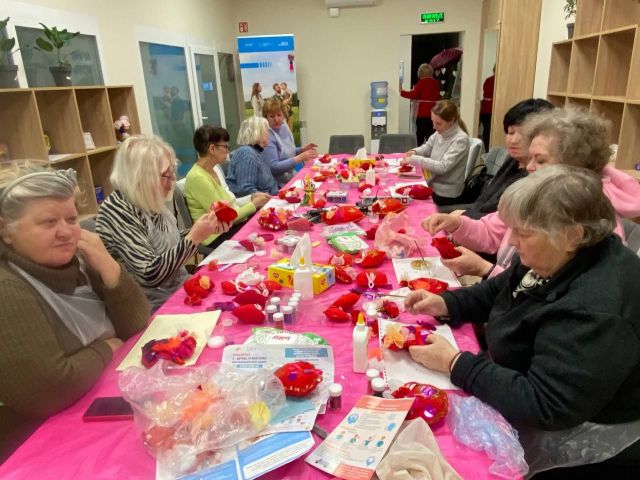 Згадували кохання: волонтерка з Оріхова провела для бажаючих майстер-клас до свята